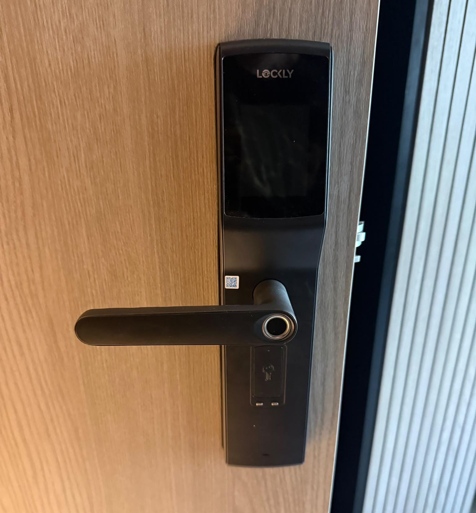 Lockly 黑色指紋把手電子鎖，把手末端設有指紋感應器