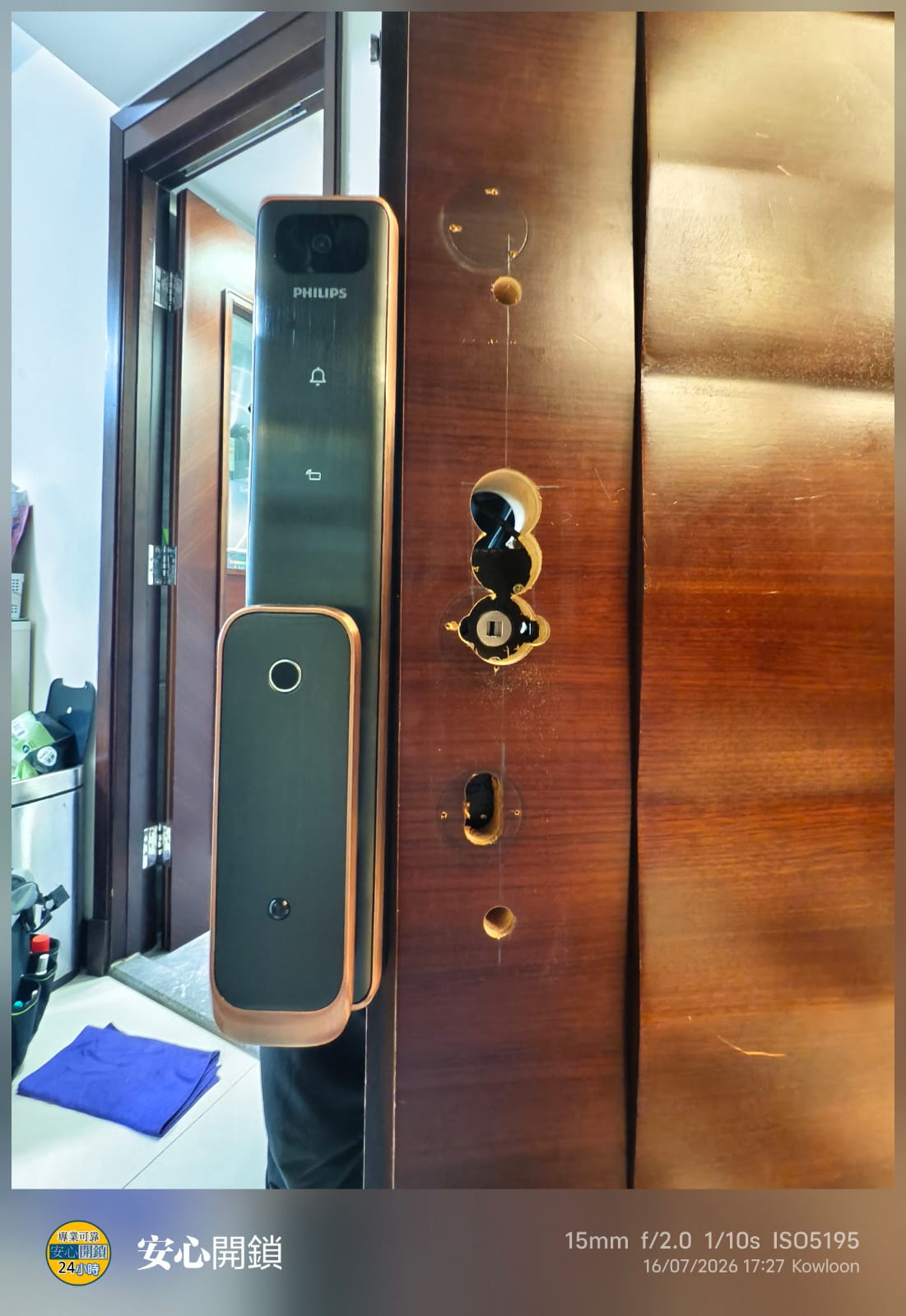 拆除飛利浦Philips電子鎖後，門上留下的多個大孔眼