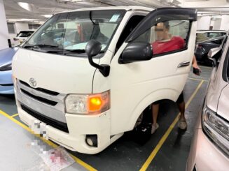 葵涌工廠大廈 豐田Hiace 貨車開鎖 工具插鎖匙孔