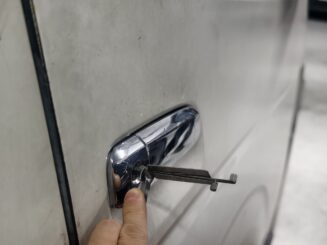 將軍澳翠林邨 豐田Hiace 貨車開鎖 李氏二合一工具插鎖匙孔