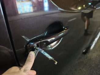 北角 Nissan Cube 汽車開鎖 李氏二合一工具插入鎖匙孔