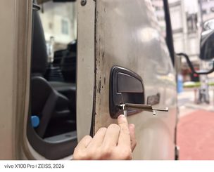 佐敦柯士甸道 Hino300 開鎖完成 車門打開