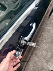 觀塘功樂道中學停車場 Benz S500 開鎖環境